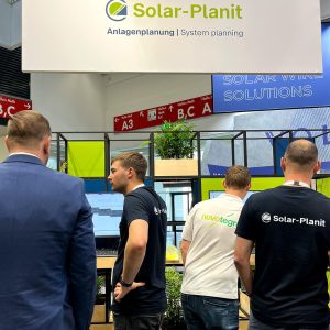 Messebesucher am Solar-Planit Stand